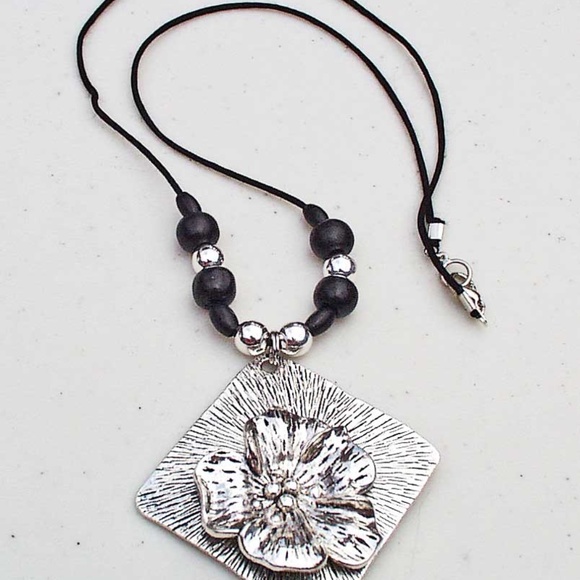 SILVER TONE SQUARE WITH RAISED FLOWER CONTEMPORARY NECKLACE, 22 INCHES LONG, - Picture 3 of 3